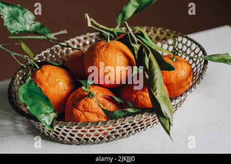 Stillleben mit Mandarinorangen im Korb Stockfoto