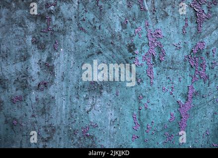 Vintage-Textur mit alter rissiger Farbe auf verrosteter Metalloberfläche Stockfoto