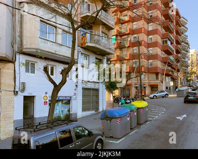Viele Müllcontainer auf dem Sideroad in Barcelona Stockfoto