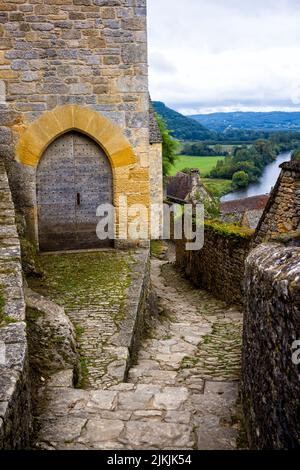 Mittelalterliche Gasse in Beynac-et-Cazenac an der Dordogne Stockfoto