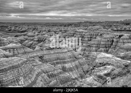 Eine Graustufenaufnahme der Felsen im Badlands National Park, South Dakota. Stockfoto