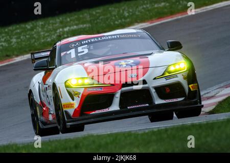 Die britische GT-Meisterschaft, der Grand-Prix-Kurs von Brands Hatch, Toyota. Stockfoto