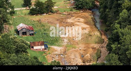 Frankfurt, Vereinigte Staaten von Amerika. 30. Juli 2022. Das Hubschrauberteam der Kentucky National Guard führt einen Überflug durch, um die von Hochwasser betroffenen Gebiete zu beurteilen, nachdem Rekordregen auf Eastern Kentucky gefallen war, bei dem mindestens 35 Menschen getötet und Tausende von Menschen evakuiert wurden, am 30. Juli 2022 in Frankfort, Kentucky. Kredit: Spc. Danielle Sturgill/Kentucky National Guard/Alamy Live News Stockfoto