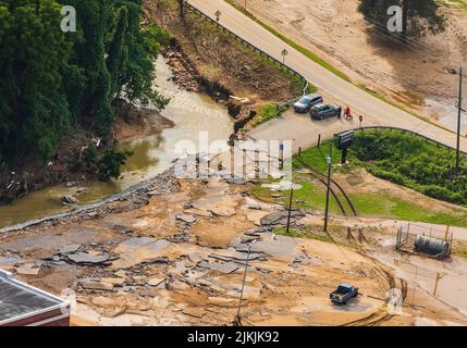 Frankfurt, Vereinigte Staaten von Amerika. 30. Juli 2022. Das Hubschrauberteam der Kentucky National Guard führt einen Überflug durch, um die von Hochwasser betroffenen Gebiete zu beurteilen, nachdem Rekordregen auf Eastern Kentucky gefallen war, bei dem mindestens 35 Menschen getötet und Tausende von Menschen evakuiert wurden, am 30. Juli 2022 in Frankfort, Kentucky. Kredit: Spc. Danielle Sturgill/Kentucky National Guard/Alamy Live News Stockfoto