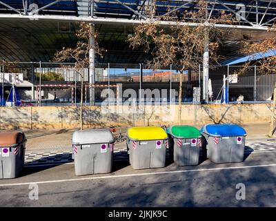 Die Müllcontainer auf dem Sideroad in Barcelona Stockfoto