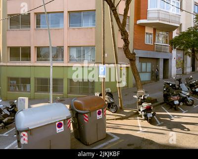 Viele Müllcontainer auf dem Sideroad in Barcelona Stockfoto