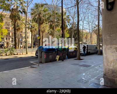 Viele Müllcontainer auf dem Sideroad in Barcelona Stockfoto