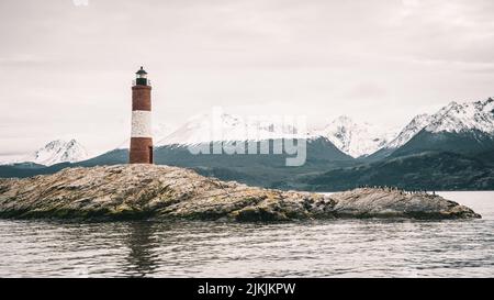 Eine Aufnahme des kleinen Leuchtturms auf der Insel im See Stockfoto