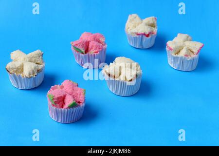 Gedünsteter Biskuitkuchen oder bolu-Kukus-Lebensmittel aus indonesien. Isoliert auf blauem Hintergrund Stockfoto