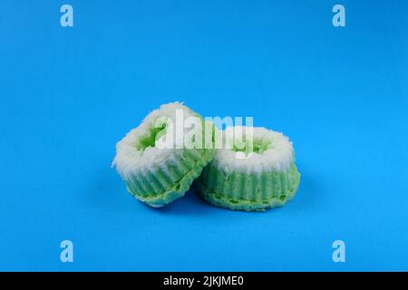 Putri Ayu Kuchen isoliert auf einem blauen Hintergrund, ein traditioneller indonesischer Kuchen, der süß und weich schmeckt Stockfoto