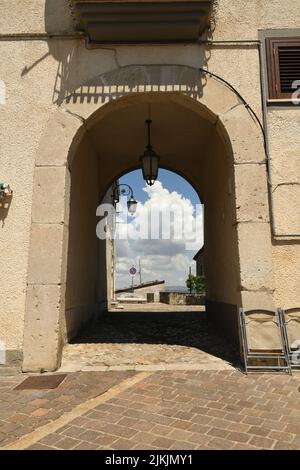 Die engen Gassen im Dorf San Fele in der Region Basilicata in Italien Stockfoto