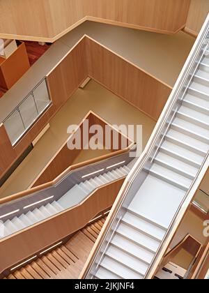 Freischwinger im Atrium in voller Höhe. Dorothy Crowfoot Hodgkin Building, Oxford, Vereinigtes Königreich. Architekt: Hawkins Brown Architects LLP, 2021. Stockfoto