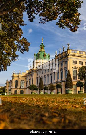 Eine vertikale Aufnahme des Schlosses Charlottenburg in Berlin Stockfoto