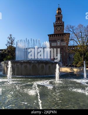 Brunnen vor dem Castello Sforzesco, einem mittelalterlichen Schloss und berühmtem touristischen Wahrzeichen Mailands. Mailand, Italien, November 2021 Stockfoto