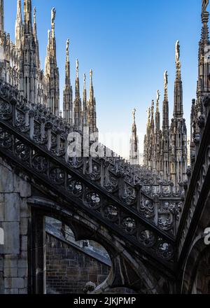 Details von Marmorspitzen und Statuen auf dem Dach des Mailänder Doms, Italien Stockfoto