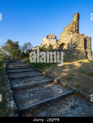 Ruinen außerhalb der Sacra di San Michele oder der Abtei Saint Michael, einem Wahrzeichen der Region Piemont, Italien Stockfoto