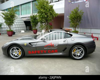 Der dunkelmetallisch graue Ferrari auf der Straße in Zhuhai. Großer Preis von A1. Stockfoto