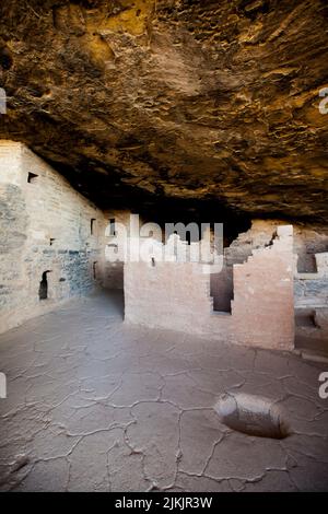 Ein Sipapu ist ein kleines Loch oder eine Einbuchtung im Boden von Kivas, die von den alten Pueblo-Völkern und modernen Puebloans verwendet werden. Anasazi Heritage Center, Do Stockfoto