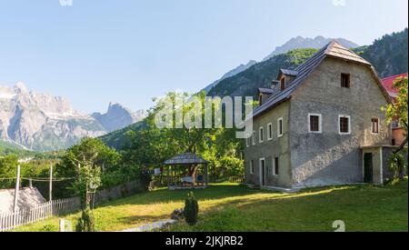 Tal von Theth mit einem Feldweg in den Dinarischen Alpen in Albanien Stockfoto