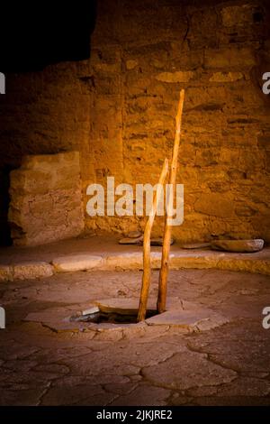 Cliff Dweller-Leiter aus Baumwollholz am Kiva-Eingang der Ruinen des Fichte Tree House im Mesa Verde National Park auf dem Colorado Plateau, CO Stockfoto