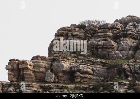 Ein schöner Blick auf die Felsformationen von El Torcal de Antequera an einem sonnigen Tag in Antequera, Malaga, Andalusien, Spanien Stockfoto