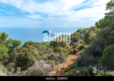 Junges Paar beim Betrahen der Szene am Cape Gelidonya Lighthous Stockfoto