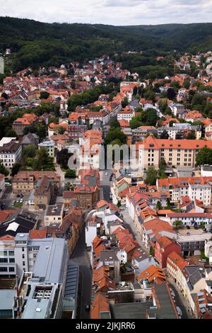 Eine vertikale Aufnahme von schönen Gebäuden mit roten Dächern in Jena, Deutschland Stockfoto