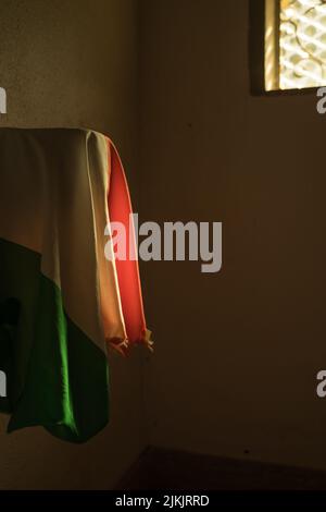 Eine vertikale Aufnahme einer irischen Flagge, die an einem Wandgriff hängt Stockfoto