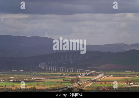 Eine schöne Aufnahme einer erhöhten Autobahn auf Stelzen, die die Landschaft Siziliens durchqueren Stockfoto