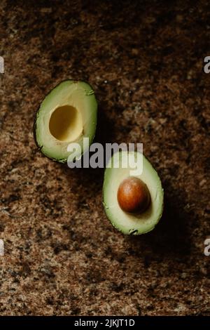 Eine vertikale Aufnahme oder frisch geschnittene Avocado-Scheiben auf der Küchentheke am Morgen Stockfoto