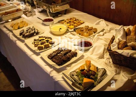 Eine Nahaufnahme von Tellern mit leckeren Desserts am Catering Food Buffet Tisch Stockfoto