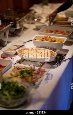 Eine vertikale, selektive Aufnahme einer Auflaufform mit Käse am Buffet Stockfoto