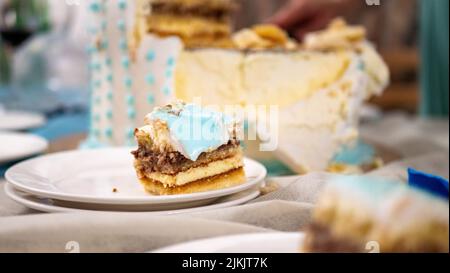 Scheibe Schokoladenkuchen weiße Creme auf dem Teller. Schokoladenkuchen mit Schlagsahne für den Muttertag auf dem Tisch aus nächster Nähe Stockfoto