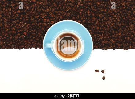 Eine Draufsicht auf eine Tasse duftenden Espresso auf dem Hintergrund der Kaffeebohnen Stockfoto