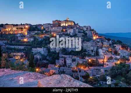 Dämmerung über der Bergstadt Gordes im Luberon, Provence, Frankreich Stockfoto