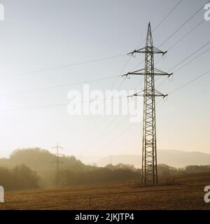 Eine Stromleitung auf dem Hintergrund des Abendhimmels Stockfoto