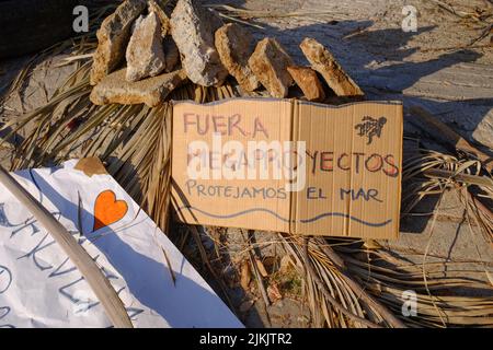 Eine Demonstration gegen das Mega-Projekt am Strand. Rette die Natur, rette den Strand Stockfoto