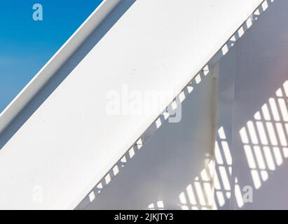 Schatten auf lackiertem weißem Metall auf einer Fähre Stockfoto