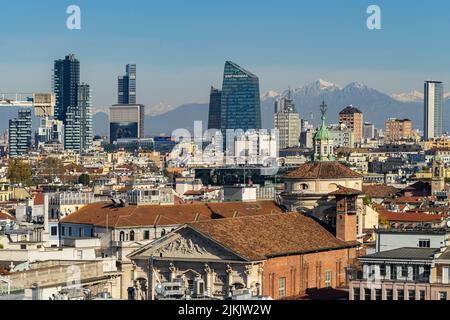 Panoramablick auf die Mailänder Wolkenkratzer im Finanzviertel in der Nähe des Bahnhofs Porta Garibaldi, Italien Stockfoto