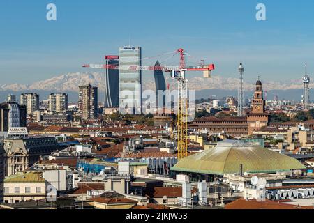 Skyline des Mailänder Finanzviertels mit den Alpen im Hintergrund, vom Mailänder Domdach aus gesehen, Italien Stockfoto