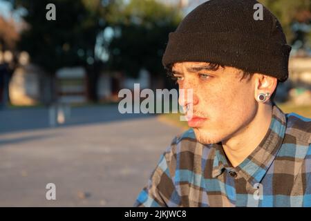 Nahaufnahme eines Porträts eines mit Sommersprossen geröteten kaukasischen, hübschen, blauäugigen Teenagers Stockfoto