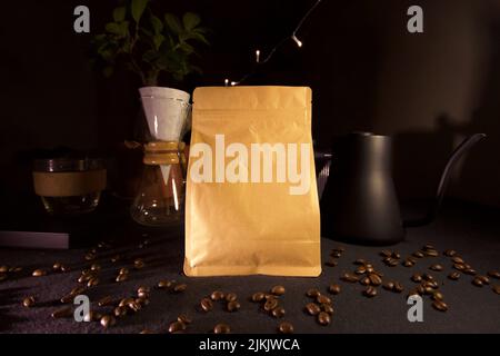 Eine Nahaufnahme einer Kaffeetasche mit Kaffeemaschine und Wasserkocher auf dem Hintergrund Stockfoto