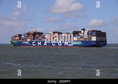 Das Containerschiff CMA CGM Montmartre verlässt den Hafen von Rotterdam am 28. Mai 2022. Stockfoto