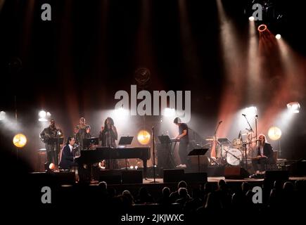 Die Sänger Nick Cave und Warren Ellis leben im Paramount Theater in Oakland, CA Stockfoto