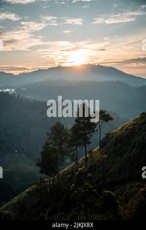 Eine vertikale Aufnahme eines Sonnenaufgangs über dem Little Adam's Peak in Sri Lanka Stockfoto