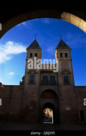 Eine vertikale Aufnahme des Stadttores Puerta de Bisagra in Toledo, Spanien Stockfoto