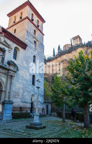 Kirche San Pedro und San Pablo in Carrera del Darro am Fuße der Alhambra Stockfoto