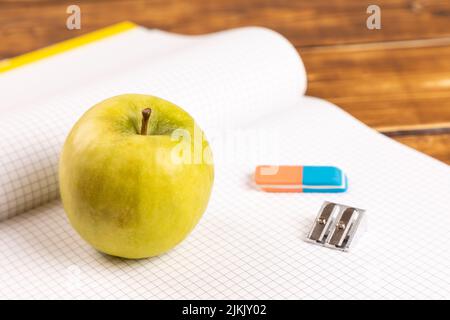 Schulausrüstung Lineal, Radierer mit kariertem Papier Stockfoto