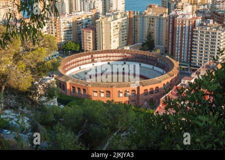 Ein Blick auf das Meer der Stierkampfarena und die moderne Architektur in Malaga, einer Stadt und Gemeinde Spaniens Stockfoto
