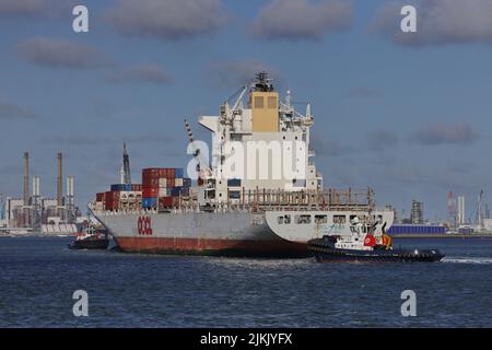 Das Containerschiff OOCL Kobe trifft am 28. Mai 2022 im Hafen von Rotterdam ein. Stockfoto